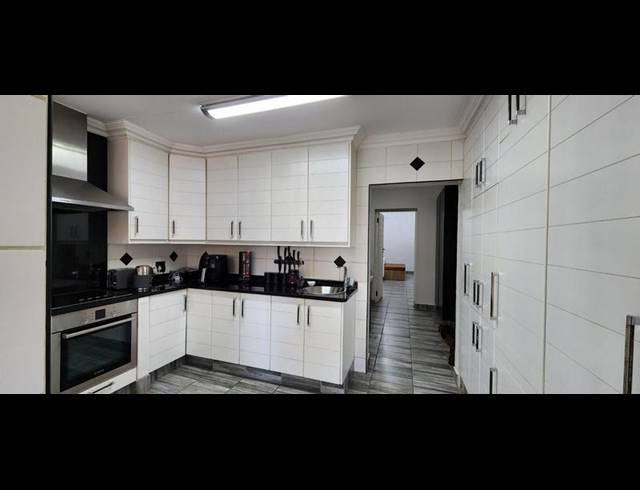 4 BEDROOM HOUSE FOR SALE IN ERASMUSKLOOF